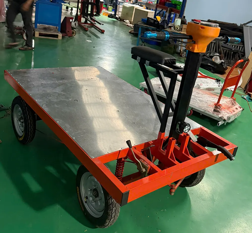 xe điện đẩy hàng trong nhà xưởng