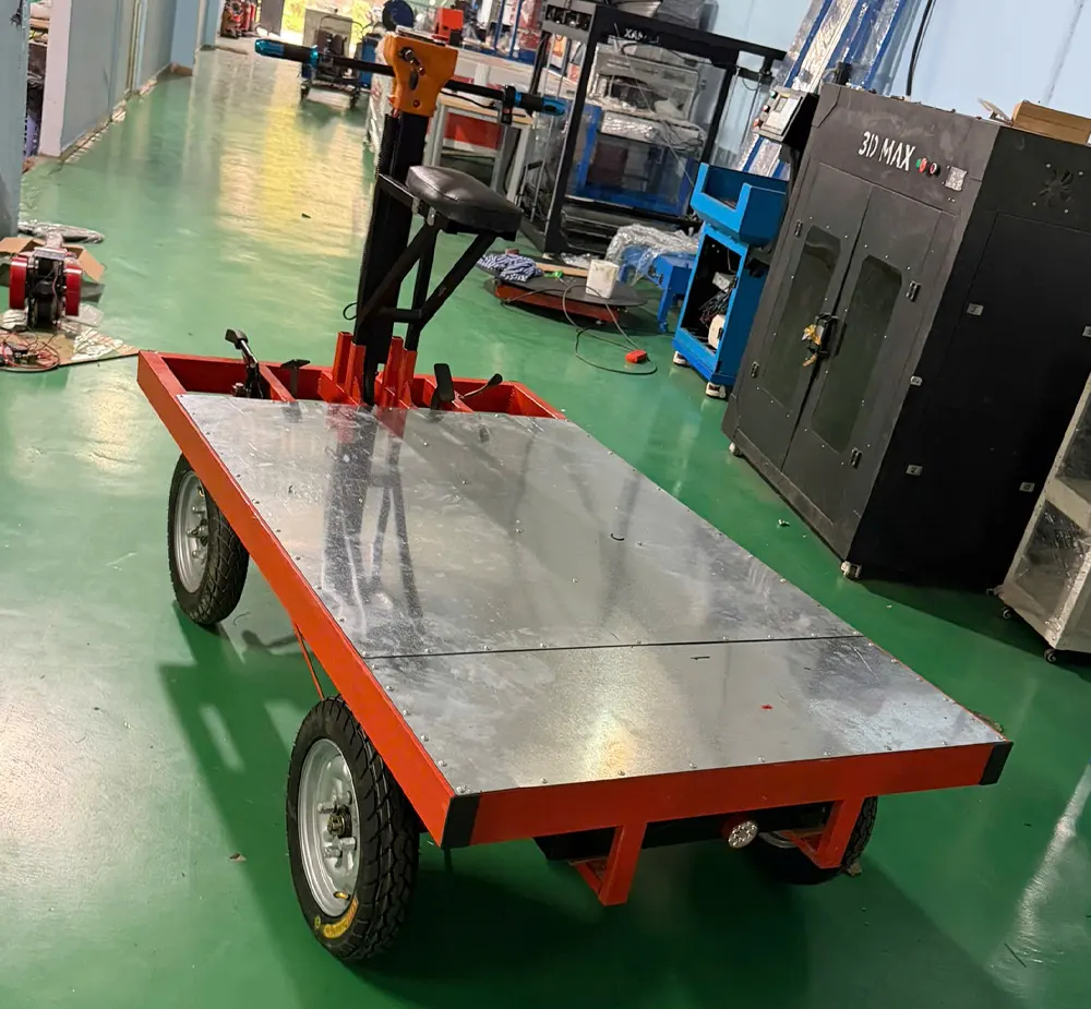 xe điện đẩy hàng trong nhà xưởng