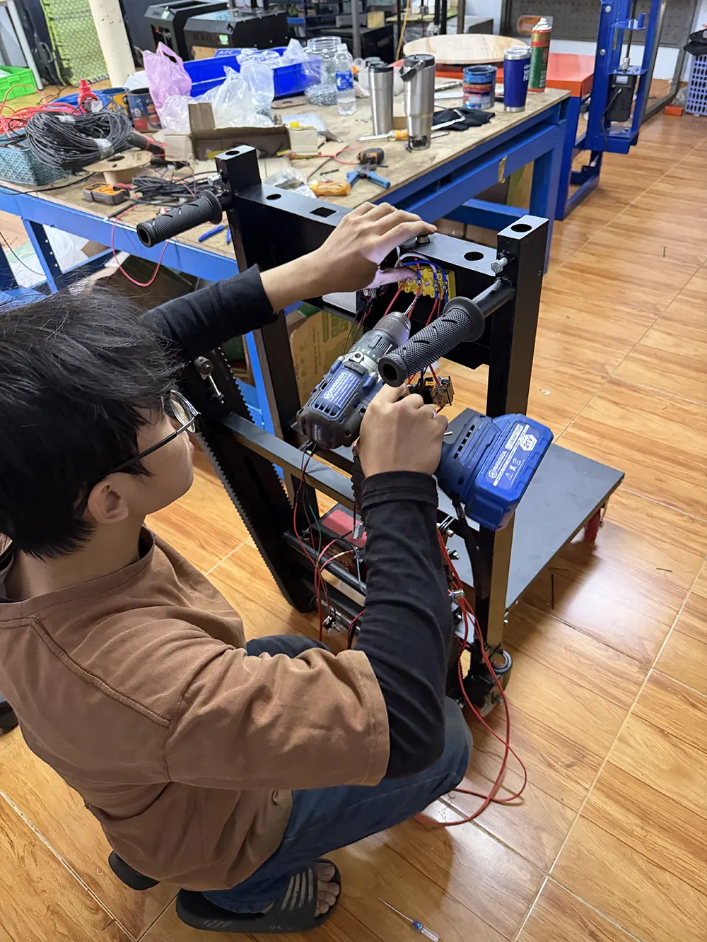 lắp ráp xe nâng điện